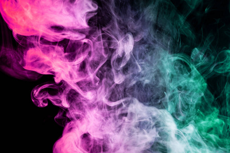 浓密的多彩多姿的烟雾, 绿色, 粉红色和紫色的颜色在黑色孤立的背景。烟雾 vap 背景