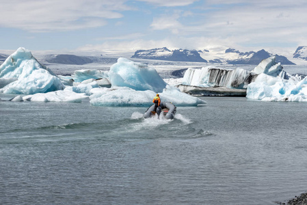 船在 Jokulsarlon 在冰岛