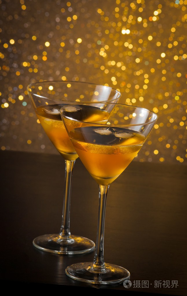 两杯新鲜鸡尾酒酒吧桌上冰