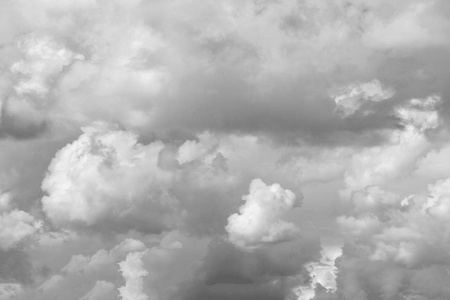 灰色的乌云在天空照片