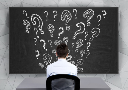 桌子上粉笔图片