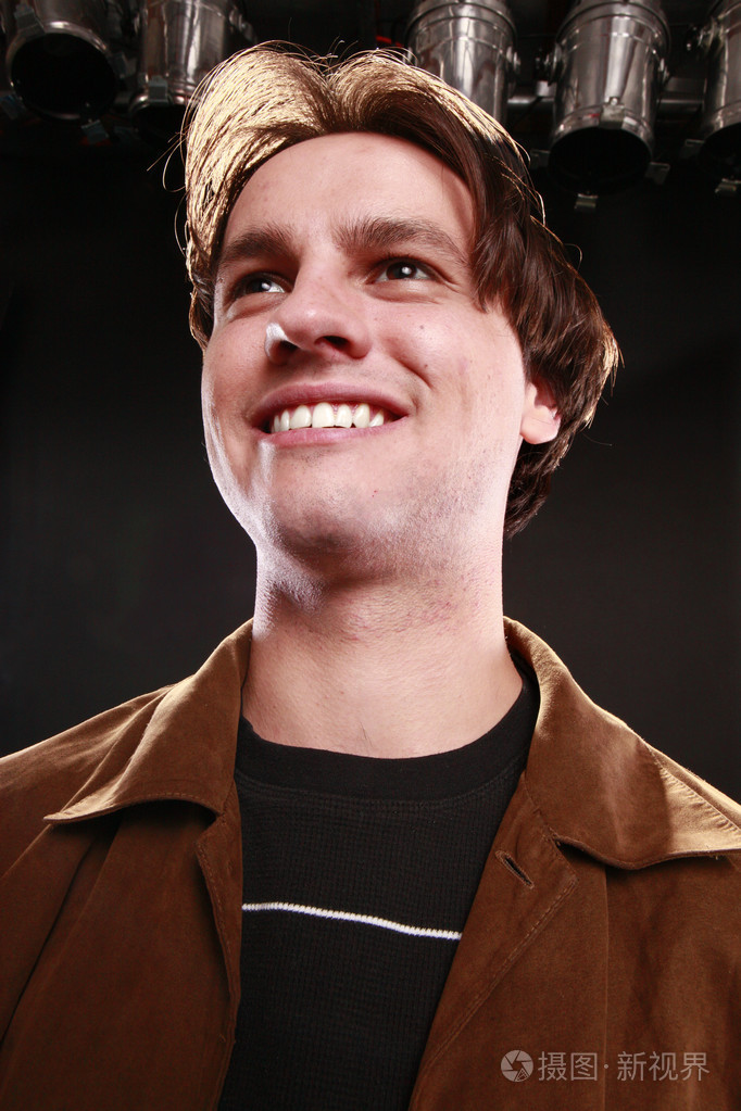 黑发男孩摆姿势