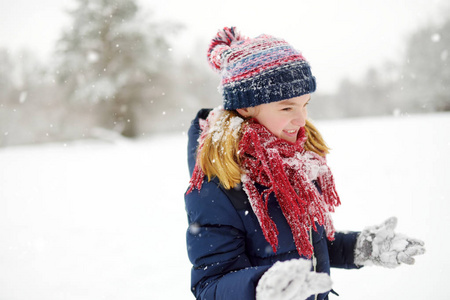 可爱的小女孩，美丽的冬季公园玩得开心。可爱的孩子在雪地里玩。孩子们的冬季活动