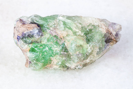 乌拉尔山白大理石天然矿物粗绿绿柱石金绿宝石亚历山大石宝石的宏观拍摄