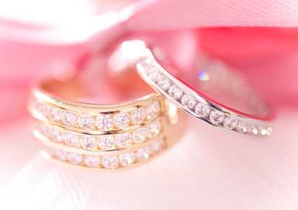 黄金和白银的结婚戒指