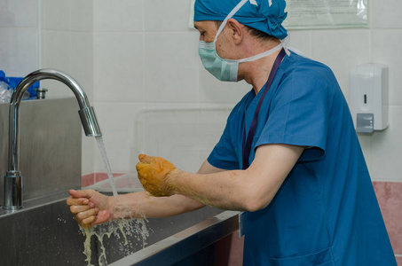 手术前外科医生正在洗手 ecording 消毒规则照片