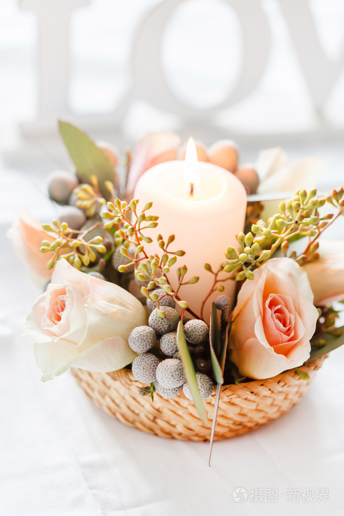 鲜花和蜡烛装饰