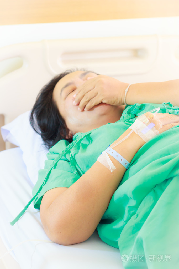 女病人在医院与生理盐水静脉的特写