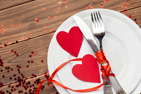 情人节组成的板材和餐具在木桌上, 假日概念