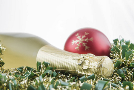 假日概念。白色背景花环香槟和圣诞装饰品瓶