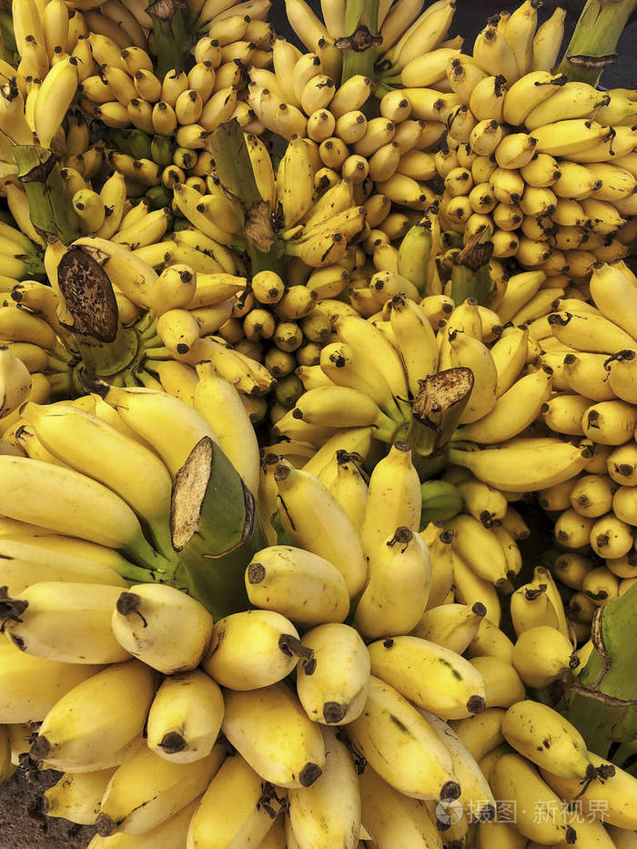 一堆成熟的黄色香蕉作为背景