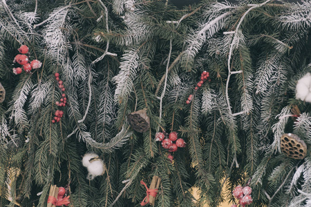 被白雪覆盖的圣诞树与装饰。新年的概念