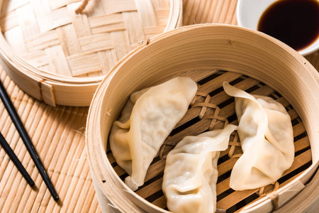 饺子或饺子在传统的蒸笼上的竹垫上。特写