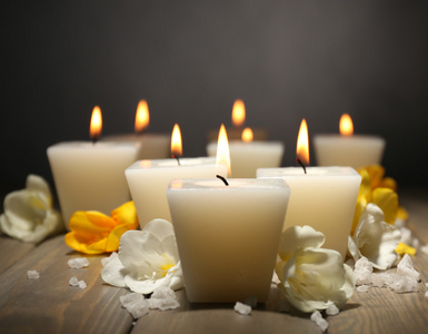 和谐的鲜花蜡烛与鲜花照片