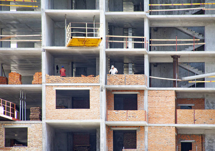 在建筑工地上的建筑工人