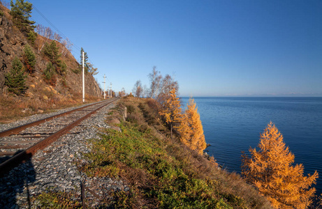 上环贝加尔湖铁路的秋天
