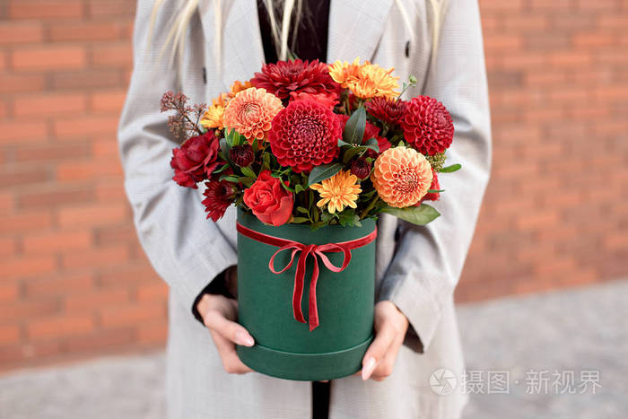 特写华盒在女人手中的礼物概念为婚礼, 生日, 活动, 庆祝, 送花, 惊喜