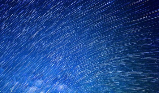 星流迹星流迹夜晚孤独的树坠落的星在农村高地的天空中的银河的夜晚