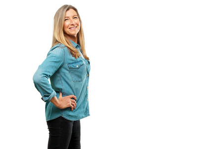 叉腰双臂的姿态与广泛的微笑.侧面或侧面视图照片