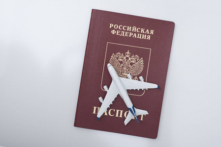 飞机上的俄罗斯护照。旅游理念。白色背景