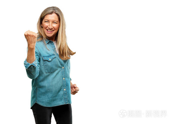 高级美女手势胜利, 以快乐, 自豪和满意的面孔和握臂与拳头按下, 显示