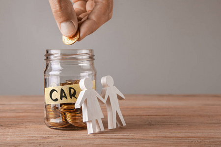 车。玻璃罐子与硬币和题字是汽车和家庭或夫妇的标志