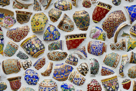 破碎的瓷器装饰在墙上.chianaware 背景纹理照片