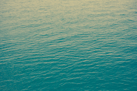 晶莹的蓝色海洋与波与老式的影响