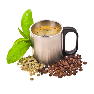 两种类型的咖啡豆和钢杯冲泡咖啡