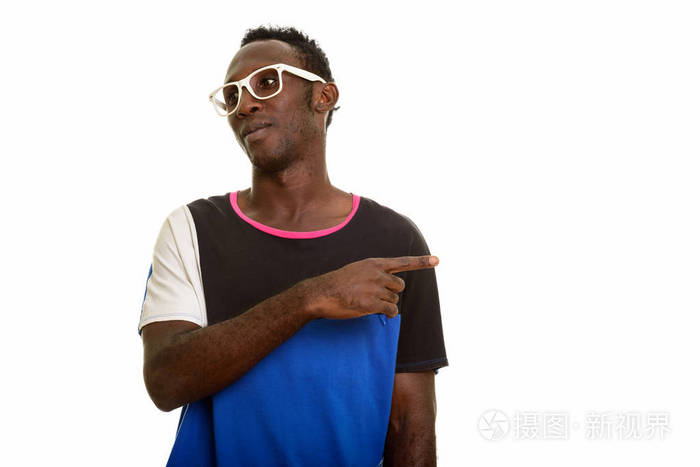 年轻的黑人非洲男子看着不高兴和指向手指