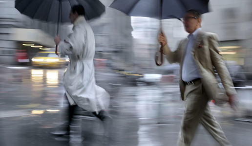 下雨天运动模糊图片