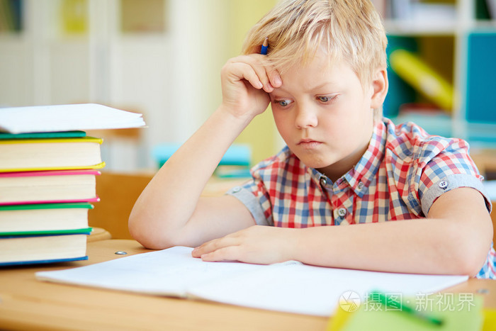 男生在教室中的思考