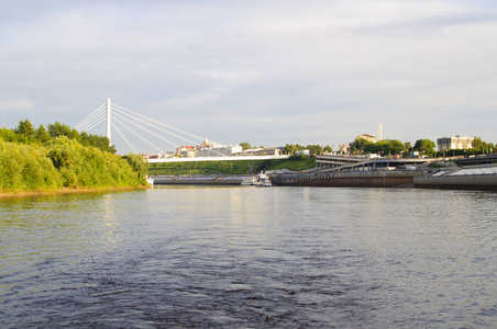 俄罗斯秋明州悬索桥与 tura 河堤防工程照片