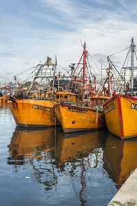 橙色渔船在阿根廷马德普拉