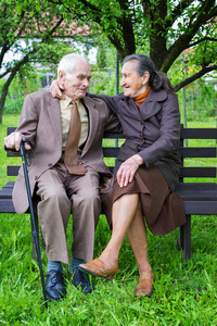 可爱的 80 加岁已婚夫妇摆姿势让你在他们的花园中的一幅肖像。永远爱概念