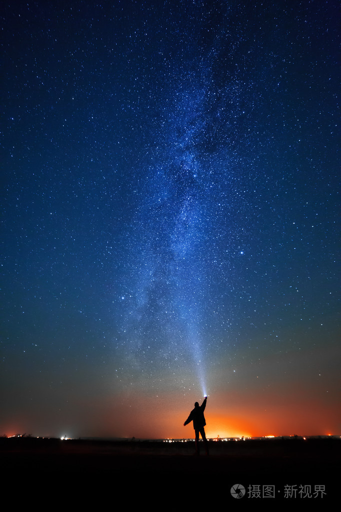 明亮的星星的夜晚的天空为背景的人.的