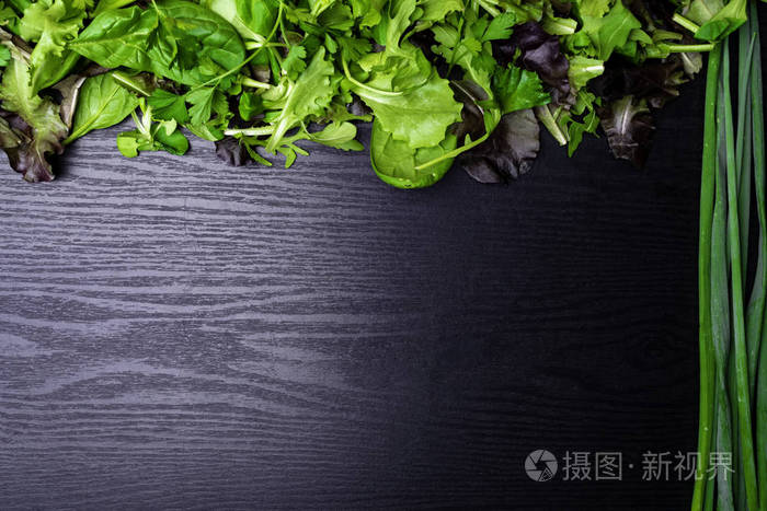 在黑色木背景上的生的微青菜菠菜 洋葱 生菜 欧芹的种类 复制空间照片 正版商用图片098zro 摄图新视界