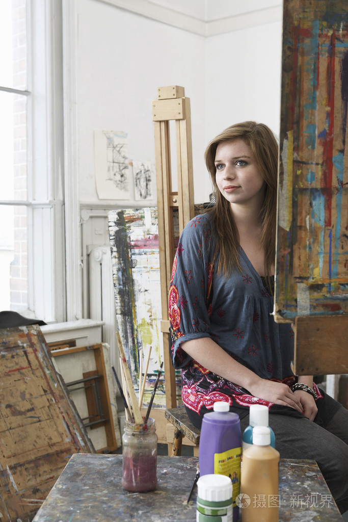 坐在画架的艺术家