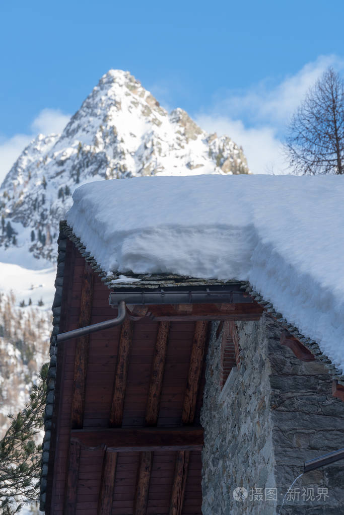 积雪厚层下的房子屋顶