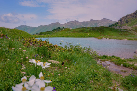 高加索的山湖