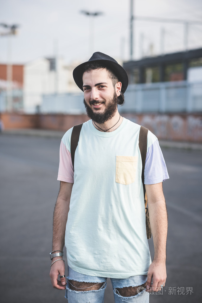 赶时髦的人现代人在大街上摆姿势