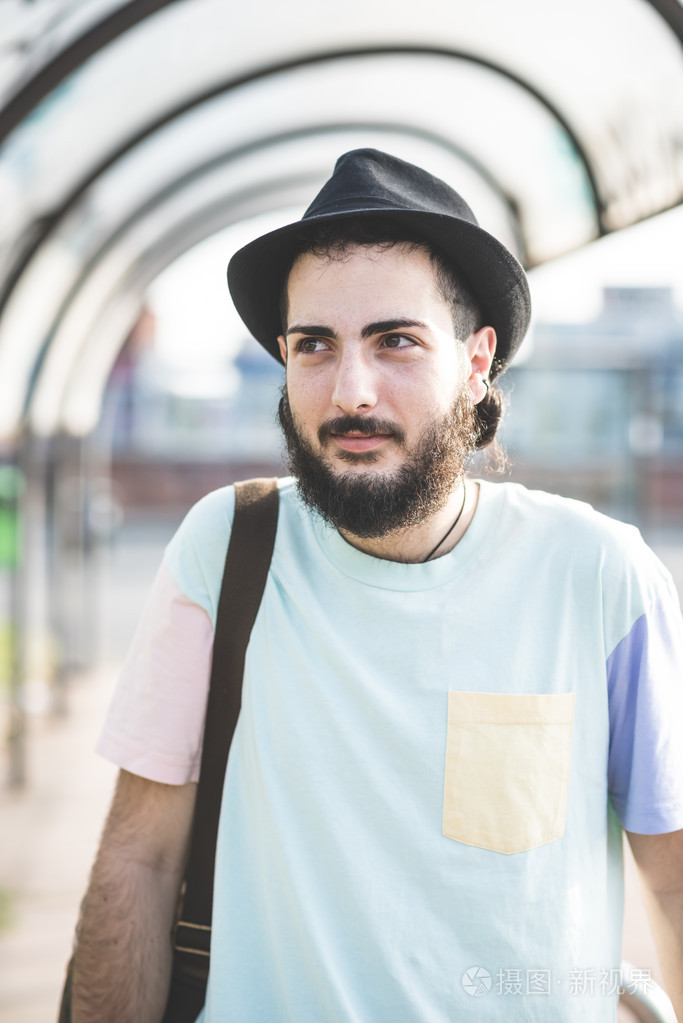 现代人在城里摆姿势