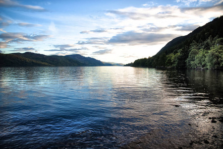 蓝色湖在安静的森林里放松与平静在假期照片