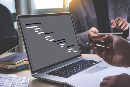 商务人员分析项目管理更新甘特图