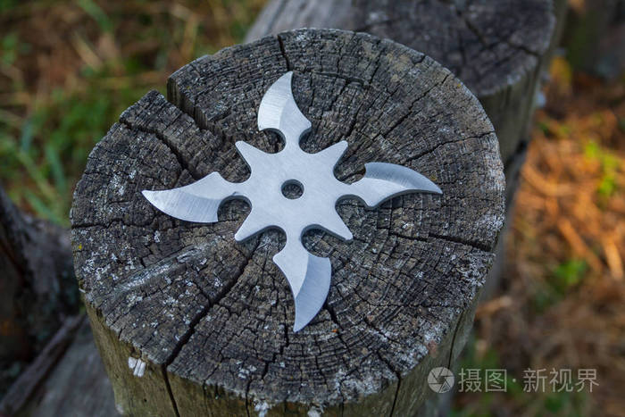 飞镖(投掷的星), 传统日本忍者冷的武器陷在木背景