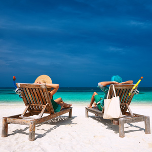 夫妇在马尔代夫的海滩上放松