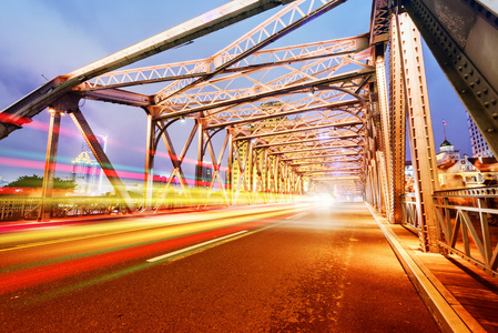 晚上交通灯内的上海外白渡桥