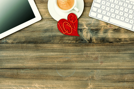 红色爱的心，平板电脑，咖啡。情人节那天工作场所