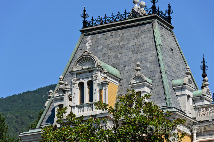 在梯形屋顶特写的窗口照片-正版商用图片0997u3-摄图新视界