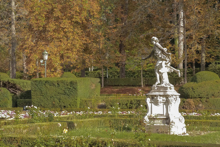 秋天的风景在拉宏伟的皇家宫殿圣伊尔德丰索与雕像在右边的形象